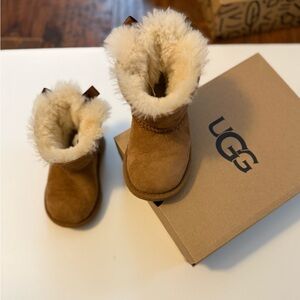 Size 6 Ugg mini Bailey bow II